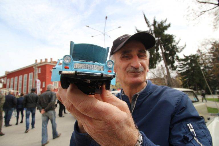 Трабант, пременен като полицейска кола,  патрулира по улиците на Велико Търново