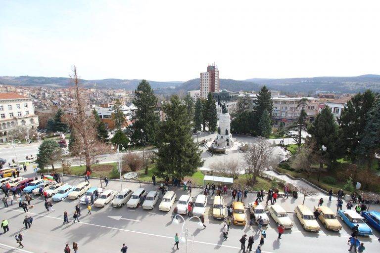 Трабант, пременен като полицейска кола,  патрулира по улиците на Велико Търново
