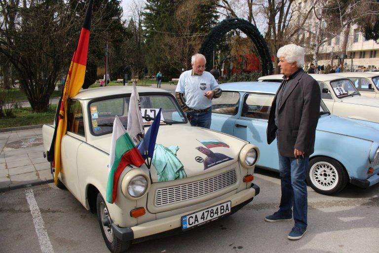 Трабант, пременен като полицейска кола,  патрулира по улиците на Велико Търново
