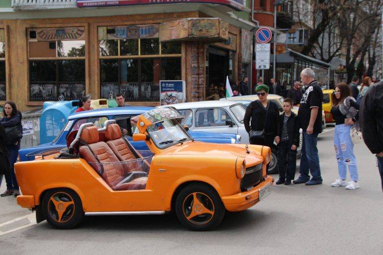 Трабант, пременен като полицейска кола,  патрулира по улиците на Велико Търново