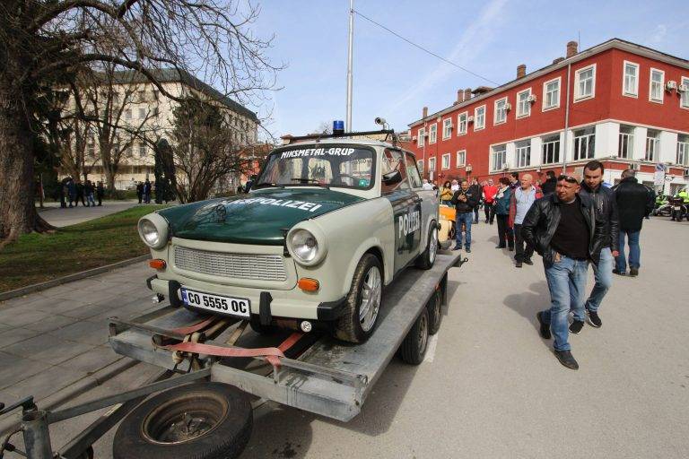 Горещи новини | Трабант, пременен като полицейска кола,  патрулира по улиците на Велико Търново