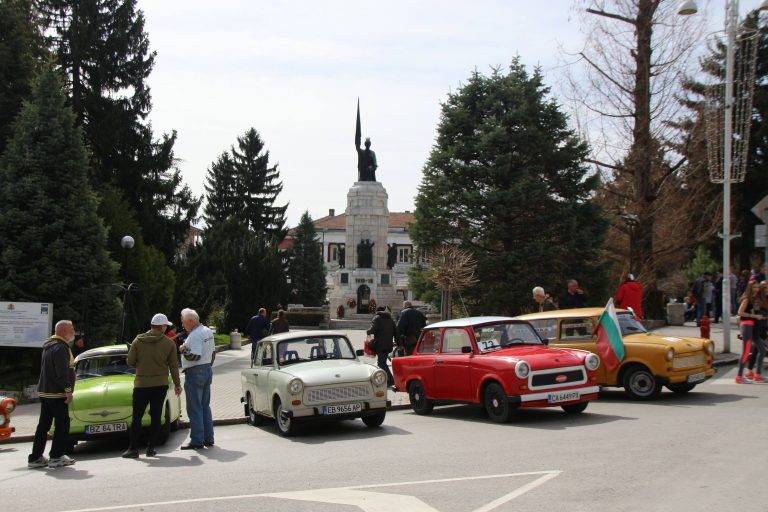 Трабант, пременен като полицейска кола,  патрулира по улиците на Велико Търново