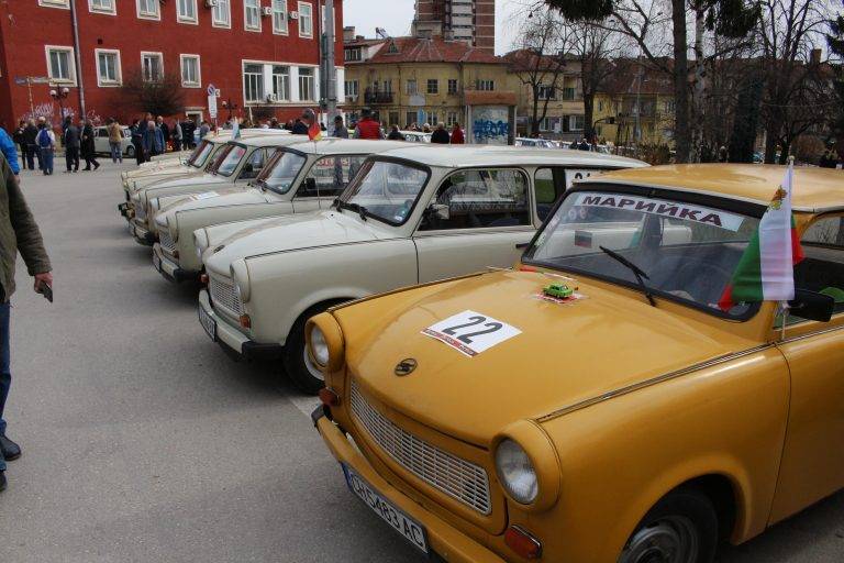 Трабант, пременен като полицейска кола,  патрулира по улиците на Велико Търново