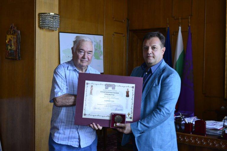 Ансамбъл “Българче” и американецът  Едмънд Бек получават наградата “В. Търново”