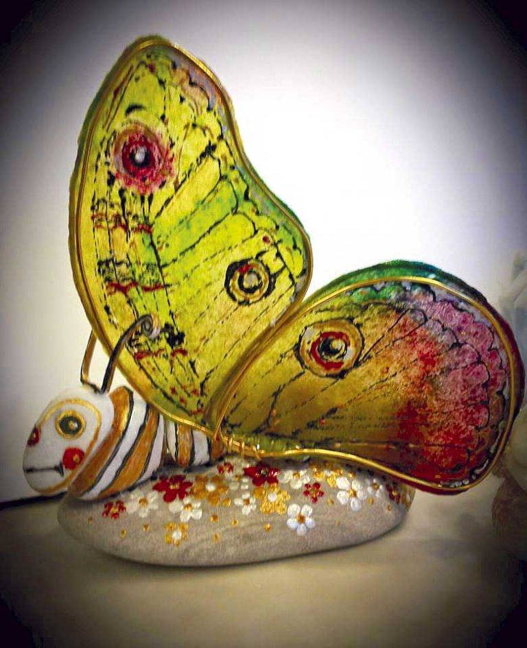 Феерия от цветове върху стъкло създава художничката Миглена Николова