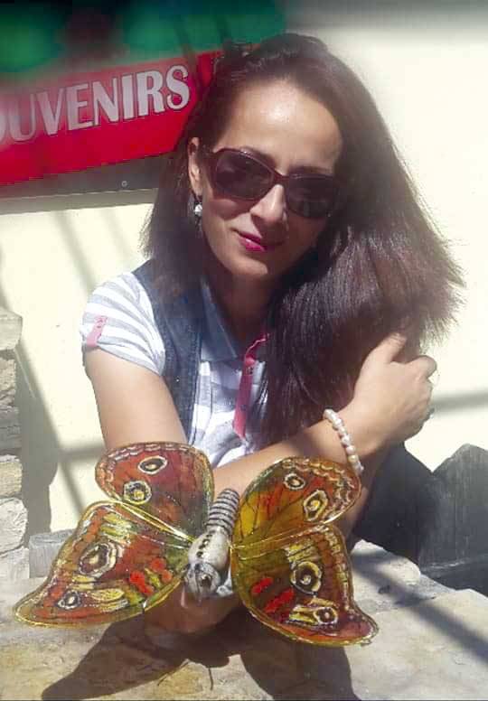 Култура | Феерия от цветове върху стъкло създава художничката Миглена Николова