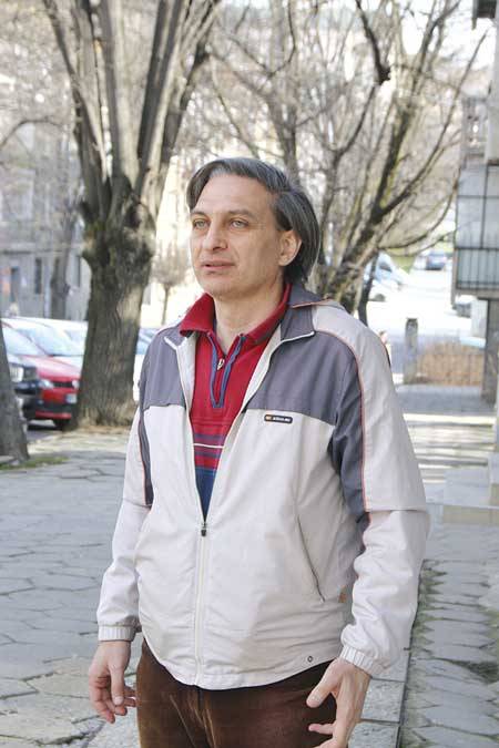 Общество | Господин Гюров – човекът, който се бори със системата