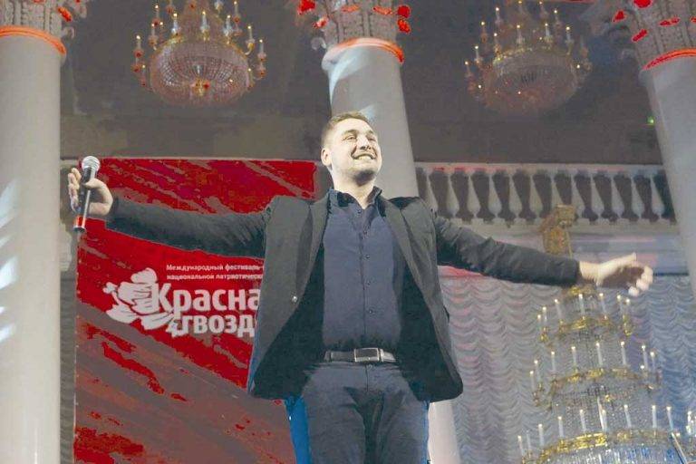 Ники Манолов изправи на крака Кремъл, звездата пя в концерт под егидата на Путин