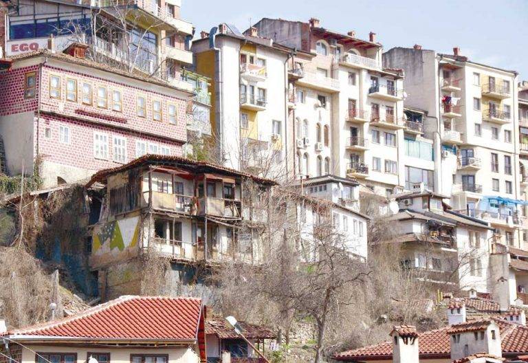 Горещи новини | Между 20-25 сгради със статут на паметници на културата се рушат за година във В. Търново