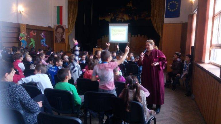 Горещи новини | Прокурори разясняваха превенцията на престъпленията пред 1300 ученици