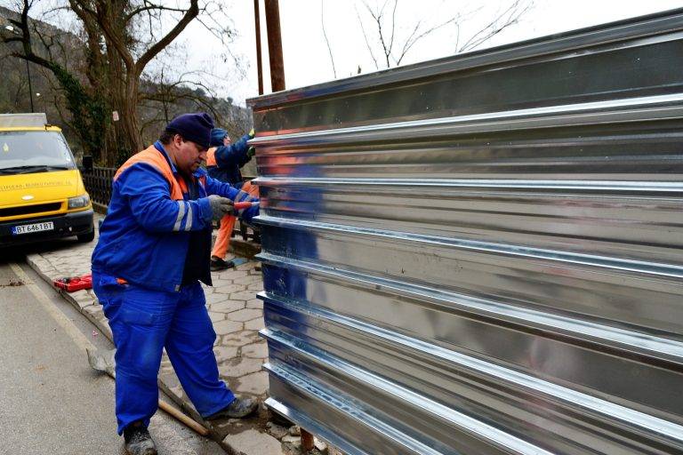 Обезопасен е пропадналият тротоар над разкопките  в манастирския комплекс „Великата лавра“