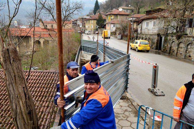 Горещи новини | Обезопасен е пропадналият тротоар над разкопките  в манастирския комплекс „Великата лавра“