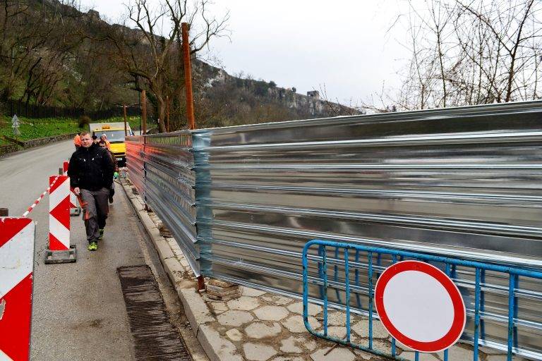 Обезопасен е пропадналият тротоар над разкопките  в манастирския комплекс „Великата лавра“