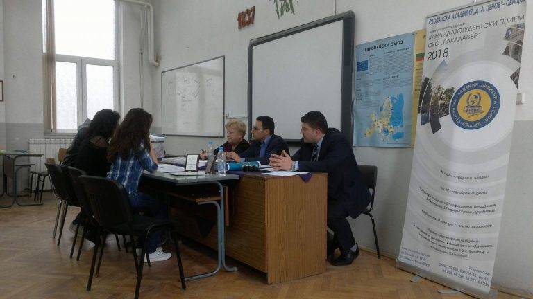 Горещи новини | Второ национално ученическо състезание по „Митнически и данъчен контрол” за пловдивските средношколци проведе Стопанска академия