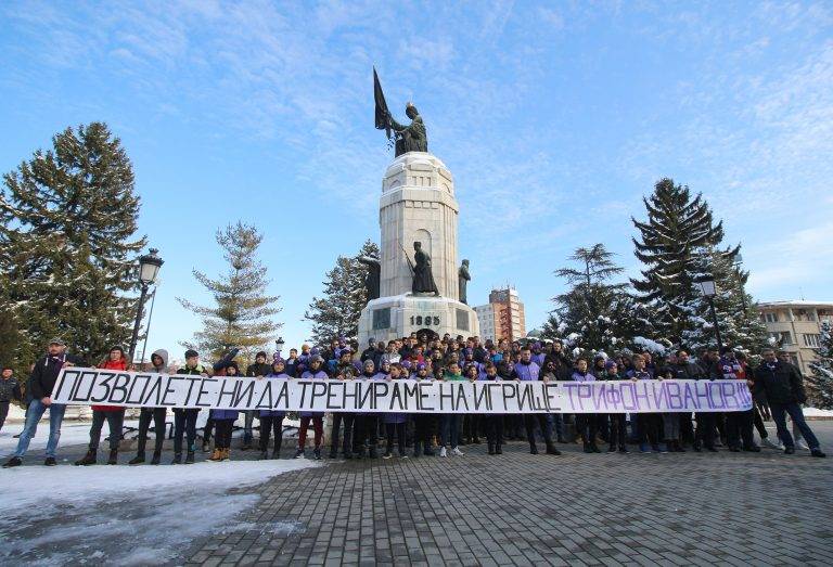 Горещи новини | Протестиращи внесоха искане за терен, от Общината увериха, че ще е готов до септември