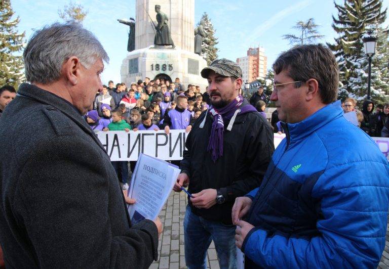 Протестиращи внесоха искане за терен, от Общината увериха, че ще е готов до септември