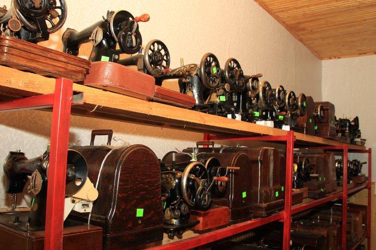 Кандидат за Гинес дари 178 шевни  машини на търновския музей