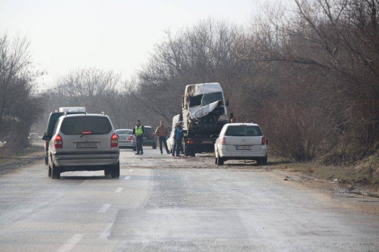 Горещи новини | Катастрофа затруднява движението край Леденик