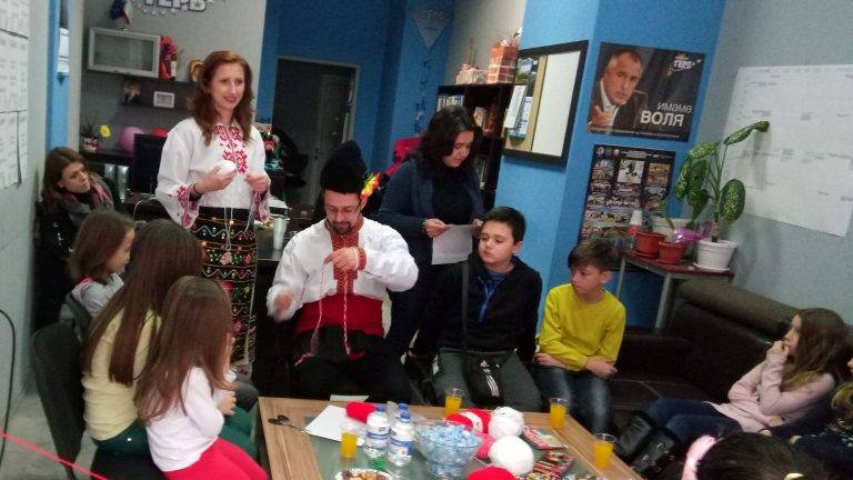 Горещи новини | Свищовски дечица майсториха мартенички в работилничка, организирана от ГЕРБ