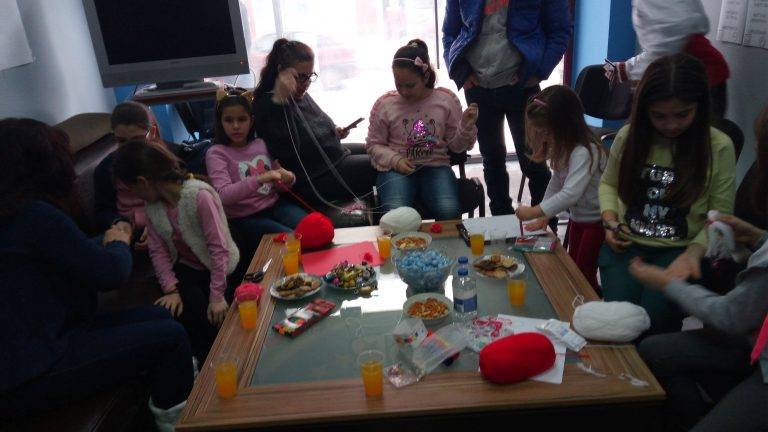 Свищовски дечица майсториха мартенички в работилничка, организирана от ГЕРБ