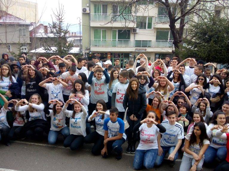 Горещи новини | Под наслов  „Заедно за Никол” премина празникът на Гимназията по туризъм