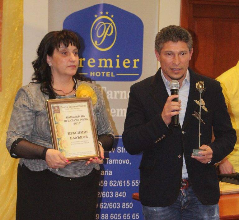 Горещи новини | Красимир Балъков стана  “Кавалер на жълтата роза”