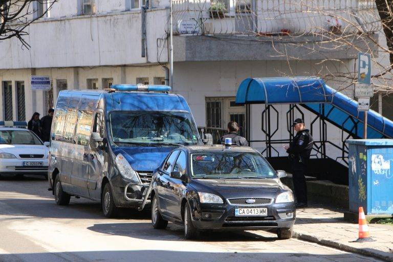 С три полицейски коли ескортираха Георги Вълев в съда във Велико Търново