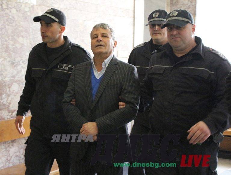 С три полицейски коли ескортираха Георги Вълев в съда във Велико Търново