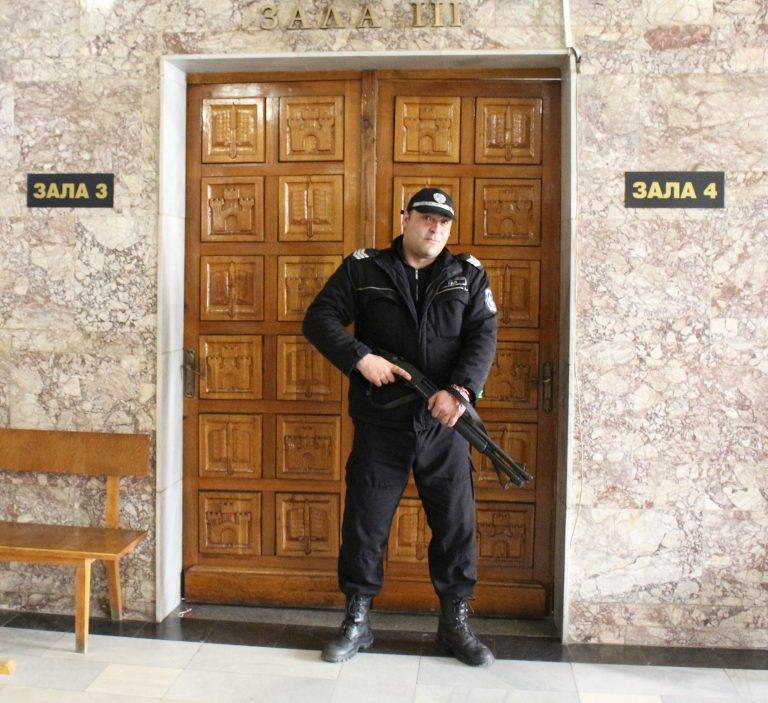 С три полицейски коли ескортираха Георги Вълев в съда във Велико Търново