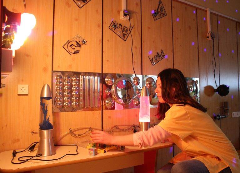 В Дома в Дебелец майки на бебета  с увреждания стават ко-терапевти