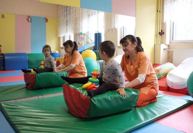 В Дома в Дебелец майки на бебета  с увреждания стават ко-терапевти