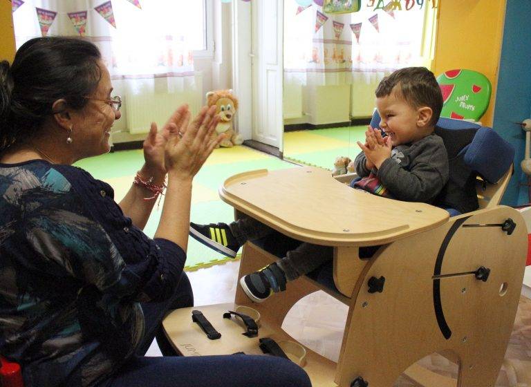 В Дома в Дебелец майки на бебета  с увреждания стават ко-терапевти