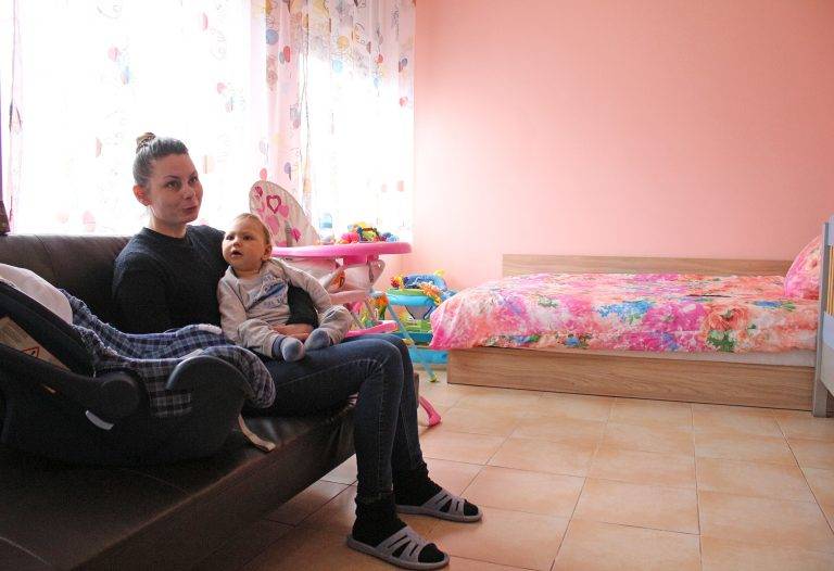 В Дома в Дебелец майки на бебета  с увреждания стават ко-терапевти