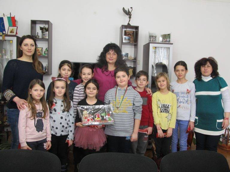 Деца от Лясковец закичиха кмета и дариха близо 100 мартеници на социално слаби хора