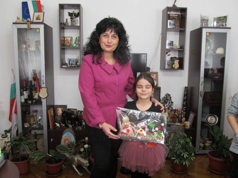 Горещи новини | Деца от Лясковец закичиха кмета и дариха близо 100 мартеници на социално слаби хора