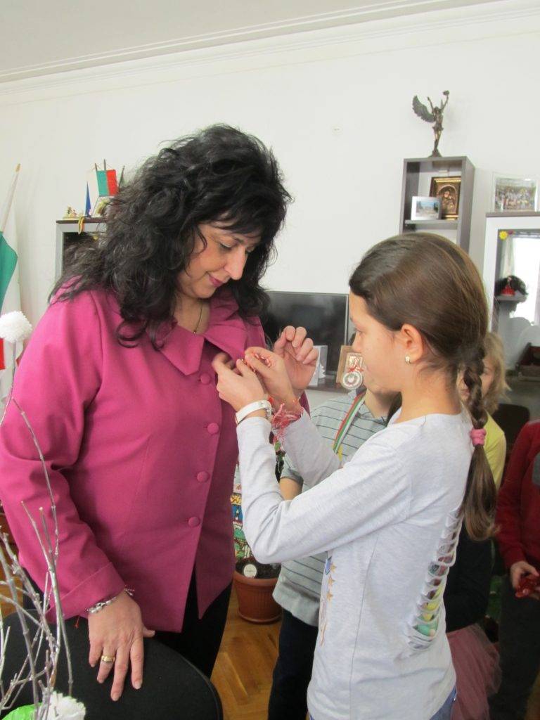 Деца от Лясковец закичиха кмета и дариха близо 100 мартеници на социално слаби хора