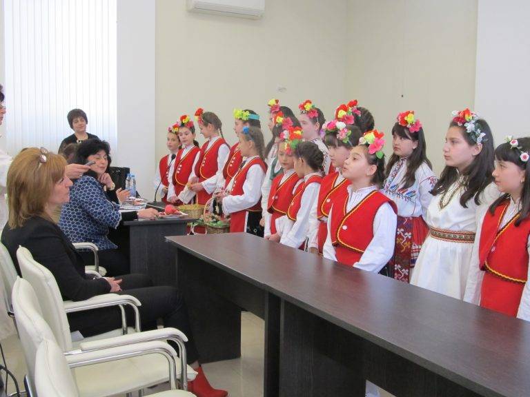 Лазарки пяха и благославяха в Община Лясковец