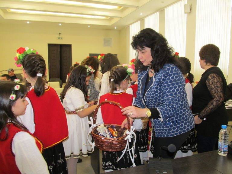 Горещи новини | Лазарки пяха и благославяха в Община Лясковец