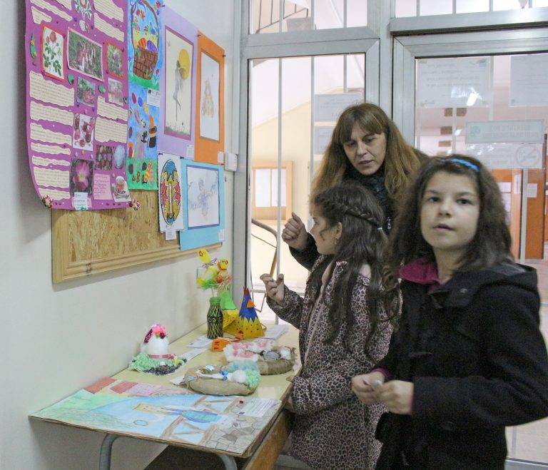 Ученици от 35 училища представят  творения във Великденска изложба