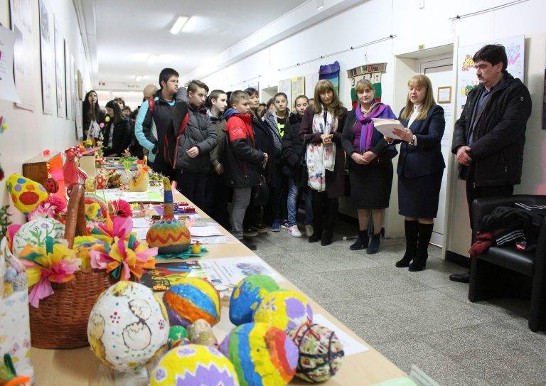Горещи новини | Ученици от 35 училища представят  творения във Великденска изложба