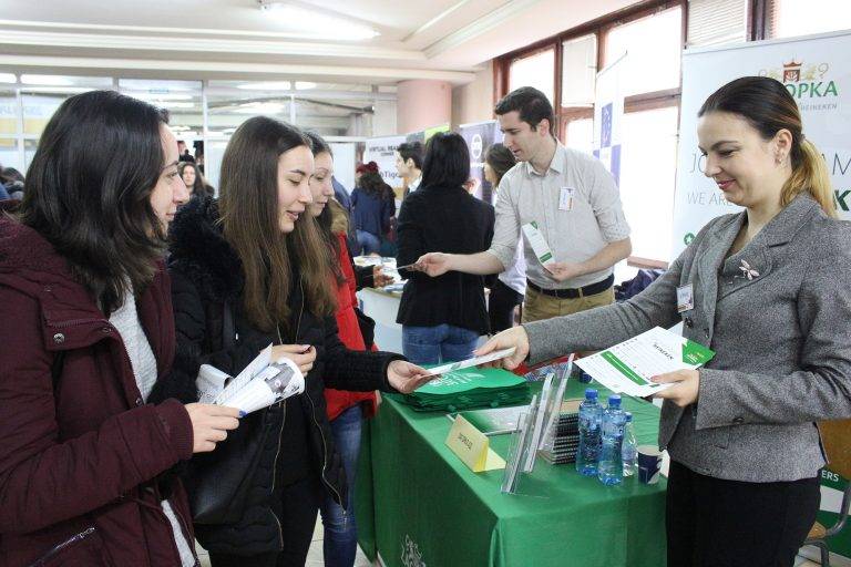 Горещи новини | Над 22 компании предложиха работа на  студентите на кариерен форум във ВТУ