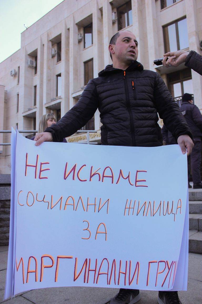 150 протестиращи скандираха “Кмете, не ни продавай!” пред Общината в Г. Оряховица