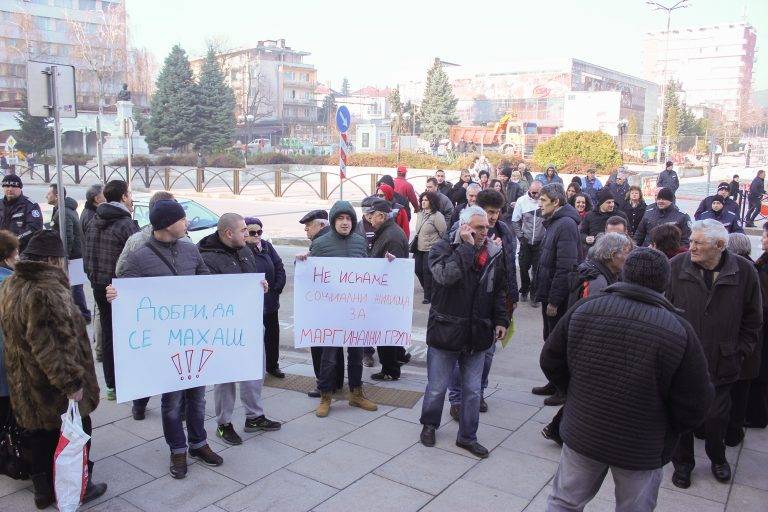 150 протестиращи скандираха “Кмете, не ни продавай!” пред Общината в Г. Оряховица