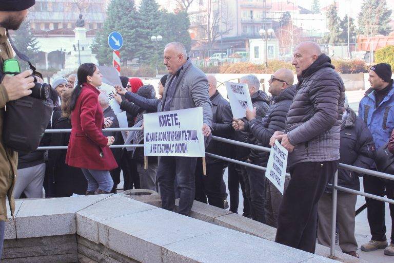 150 протестиращи скандираха “Кмете, не ни продавай!” пред Общината в Г. Оряховица