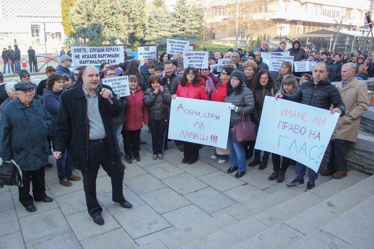 150 протестиращи скандираха “Кмете, не ни продавай!” пред Общината в Г. Оряховица