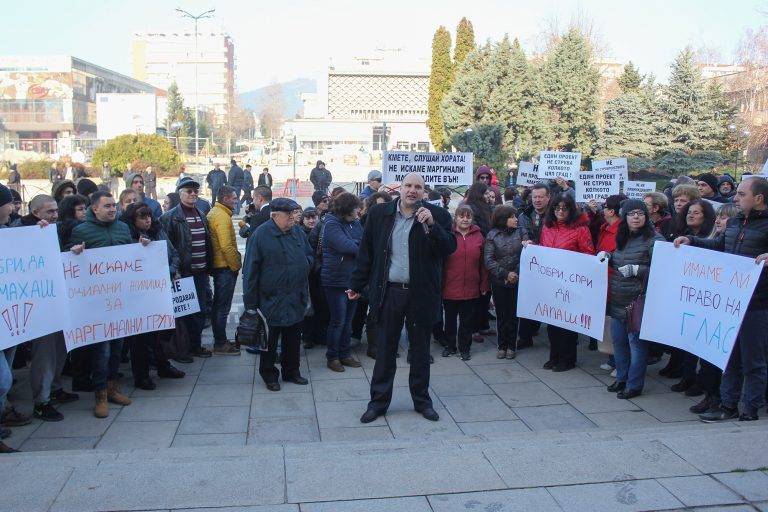 Горещи новини | 150 протестиращи скандираха “Кмете, не ни продавай!” пред Общината в Г. Оряховица