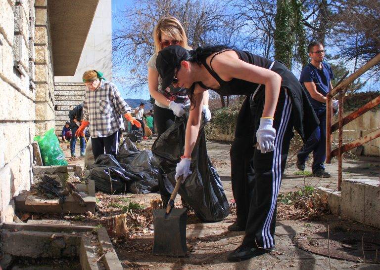 С патриотични песни над 100 доброволци чистиха джунглата около Родилно отделение