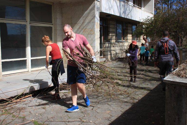 С патриотични песни над 100 доброволци чистиха джунглата около Родилно отделение