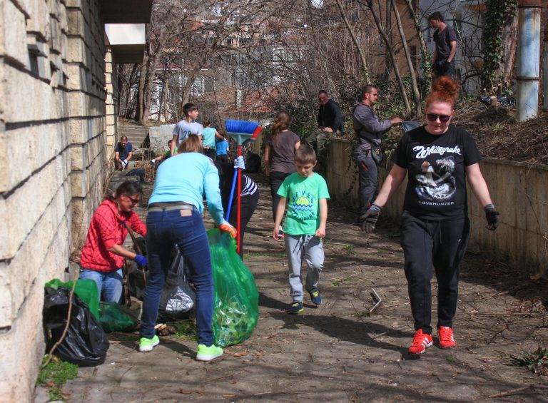 С патриотични песни над 100 доброволци чистиха джунглата около Родилно отделение