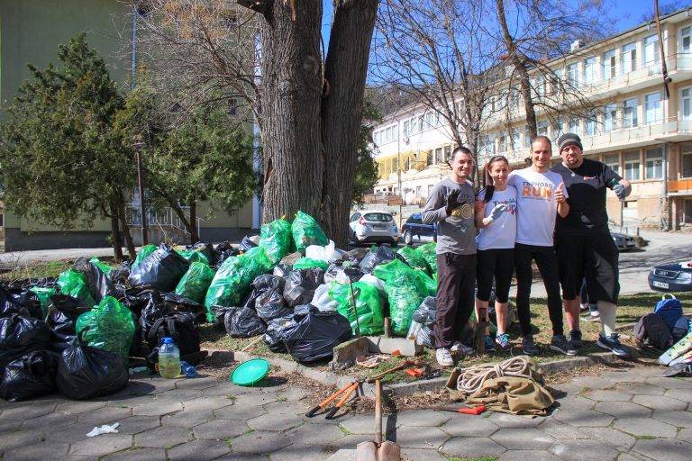 Горещи новини | С патриотични песни над 100 доброволци чистиха джунглата около Родилно отделение